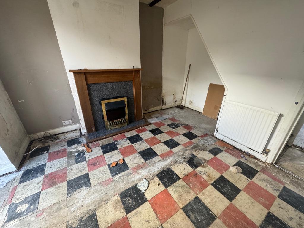 Lot: 20 - TWO-BEDROOM END-TERRACE HOUSE FOR IMPROVEMENT - Living room